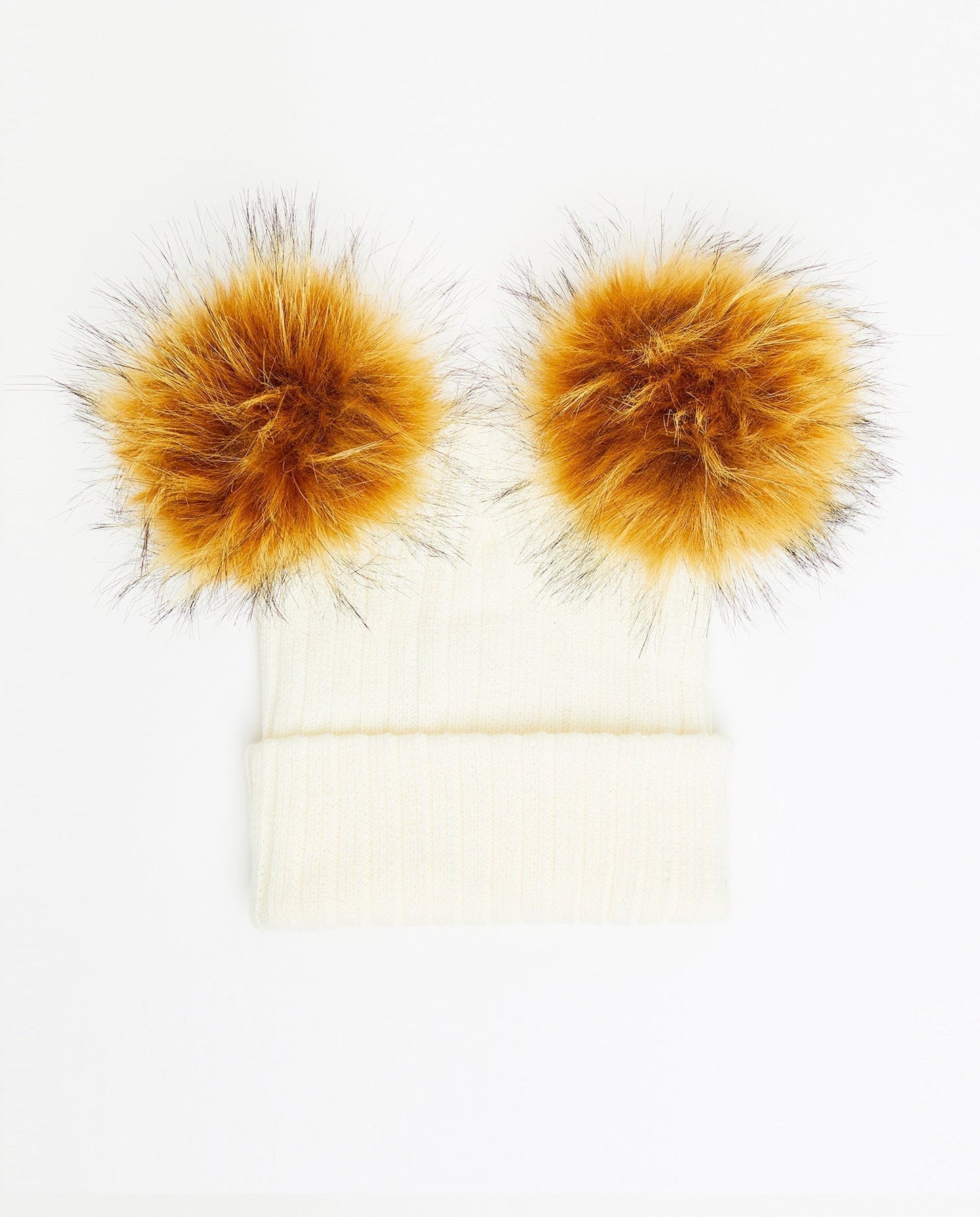 Bonnet en tricot avec ours en peluche - pompon végétalien