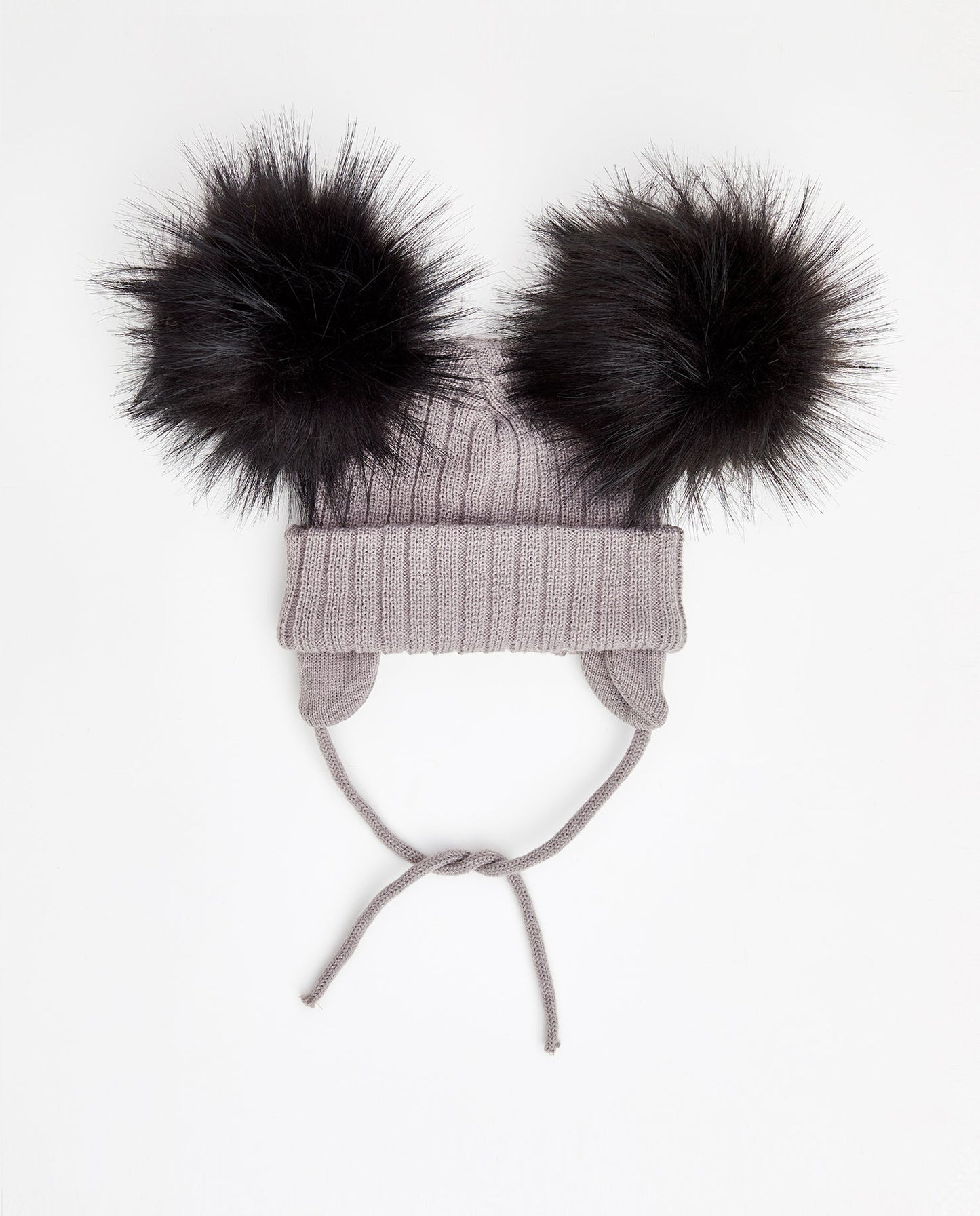 Bonnet en tricot avec ours en peluche - pompon végétalien