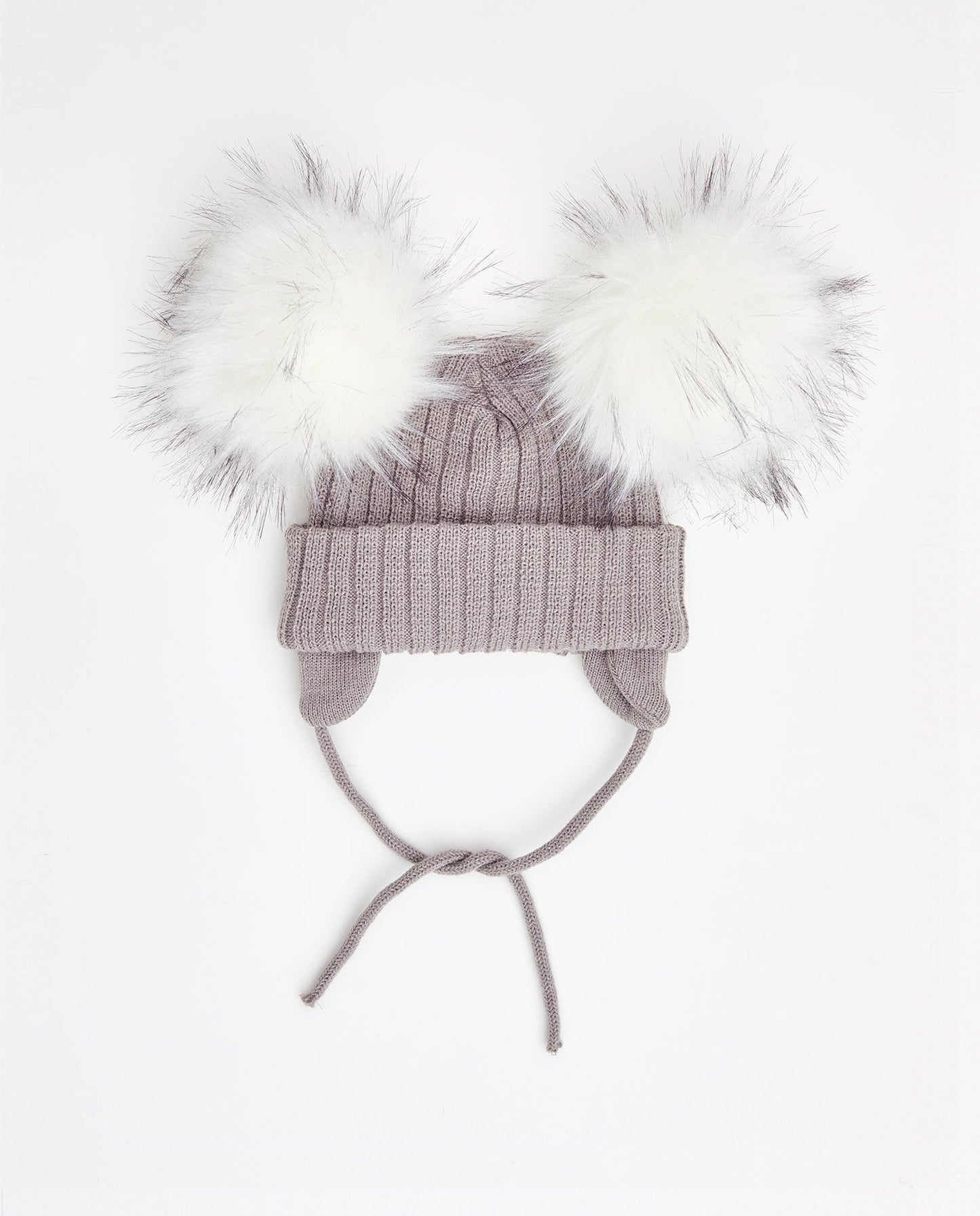 Bonnet en tricot avec ours en peluche - pompon végétalien