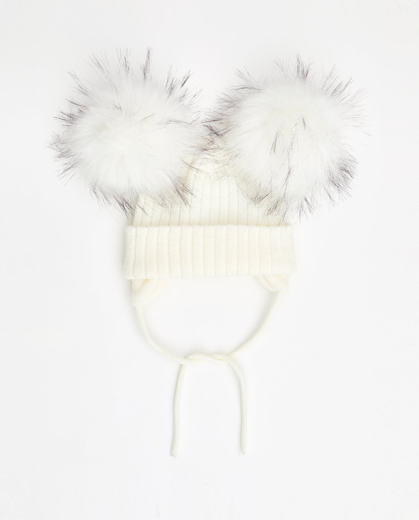 Bonnet en tricot avec ours en peluche - pompon végétalien