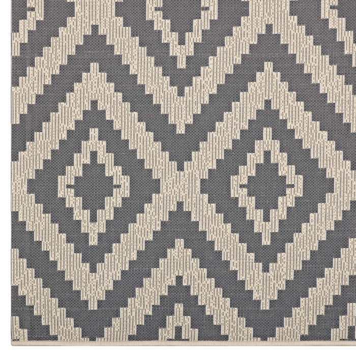 Jagged Geometric Diamond Trellis Indoor and Outdoor Area Rug